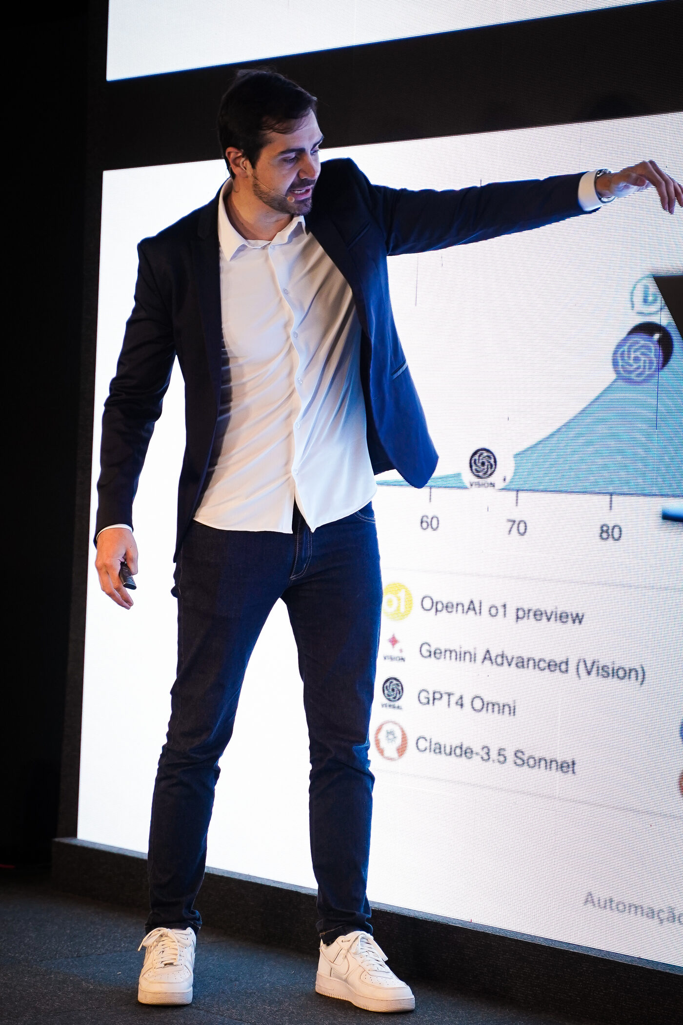 Eric Luciano em palestra sobre IA